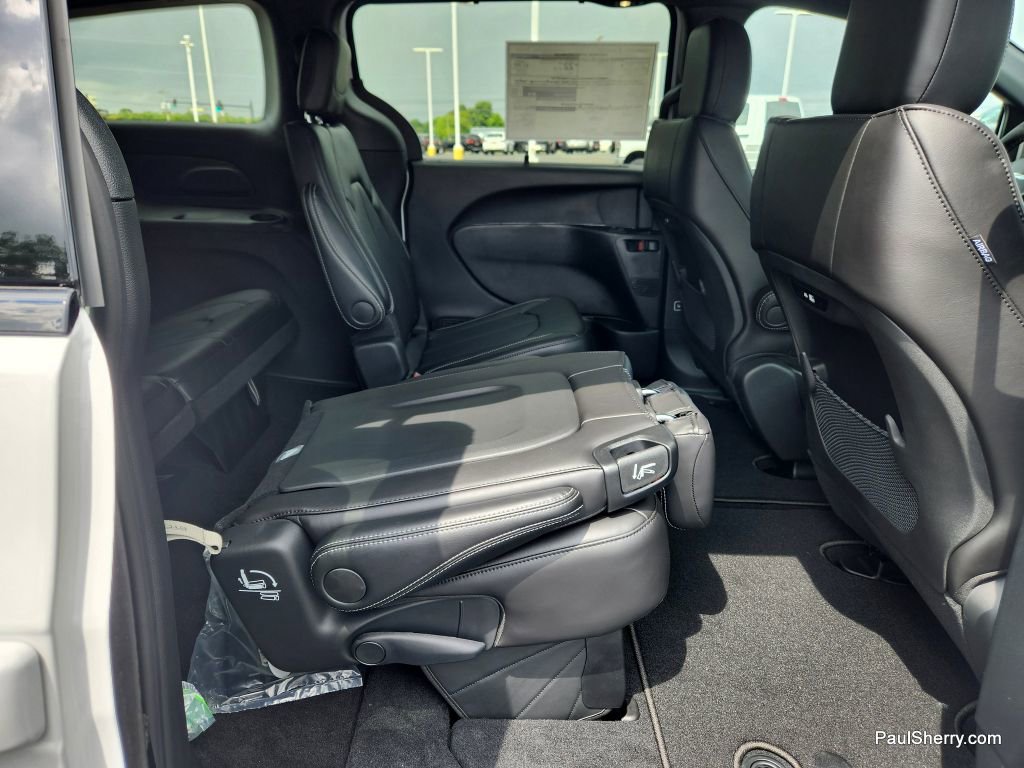 New 2026 Chrysler Pacifica Select image 35