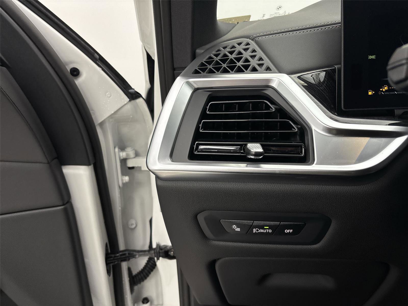 New 2026 BMW X5 xDrive50e w/ M Sport Package image 31