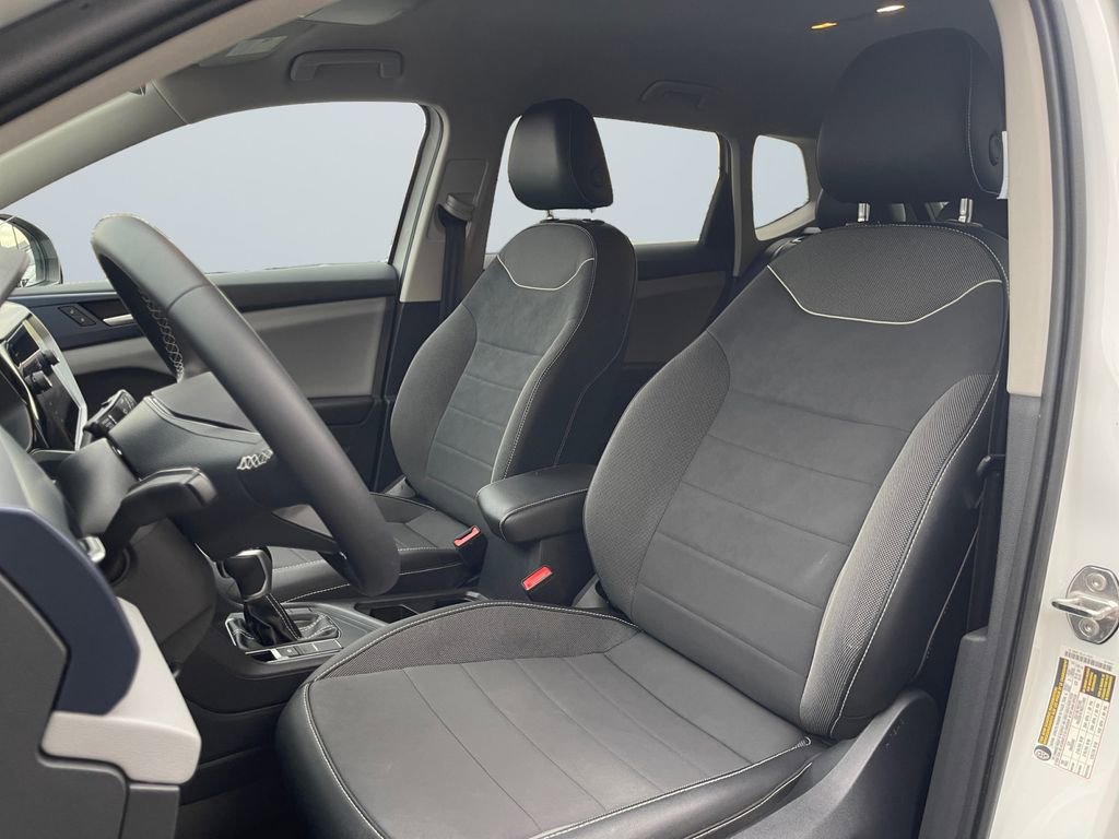 Used 2023 Volkswagen Taos SE w/ Black Wheel Package image 9