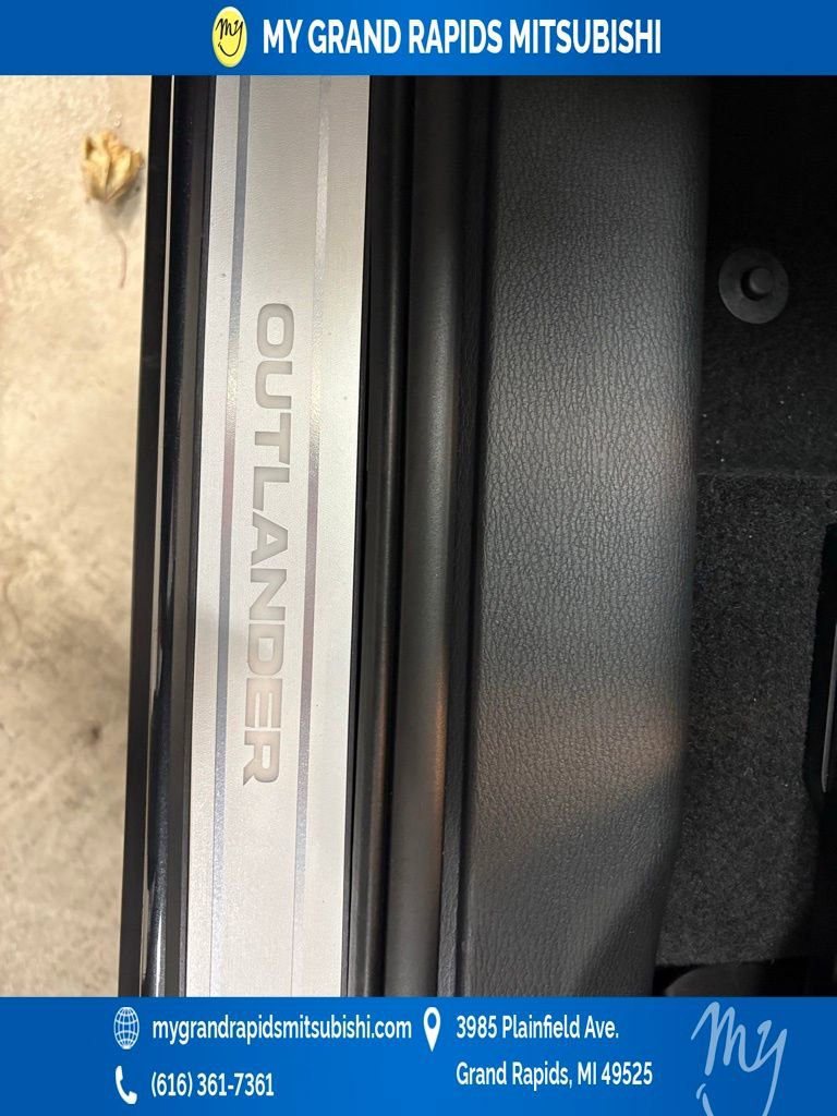New 2025 Mitsubishi Outlander SEL image 13