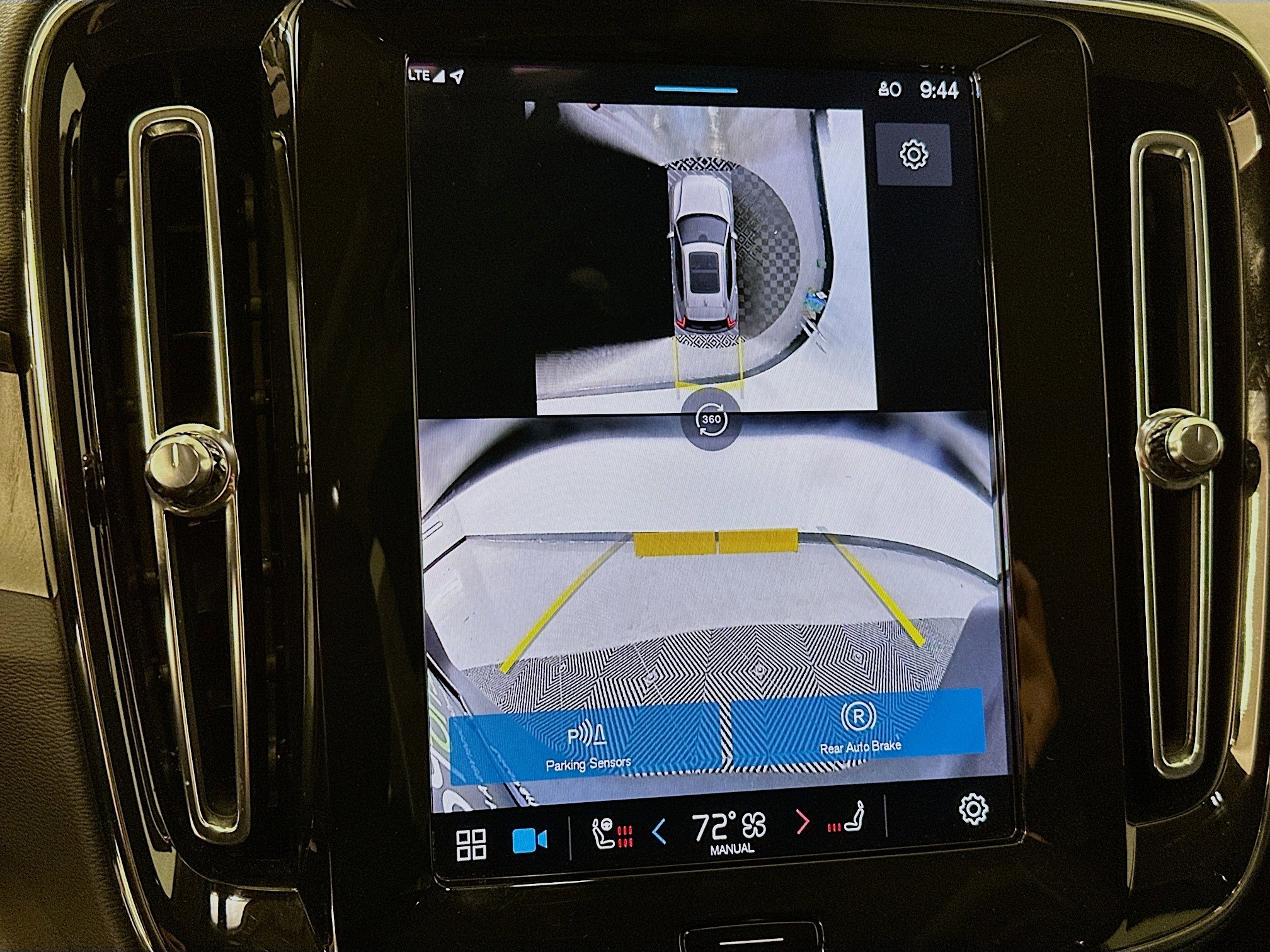 Used 2025 Volvo XC40 B5 Plus image 23