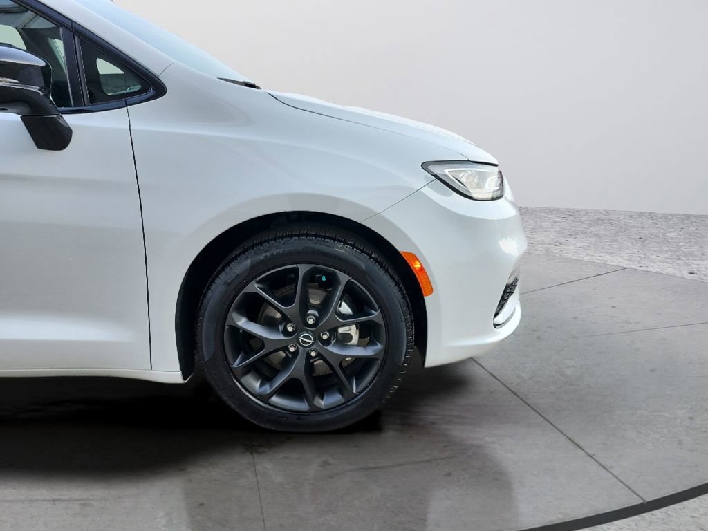 Used 2025 Chrysler Pacifica Limited FWD image 30