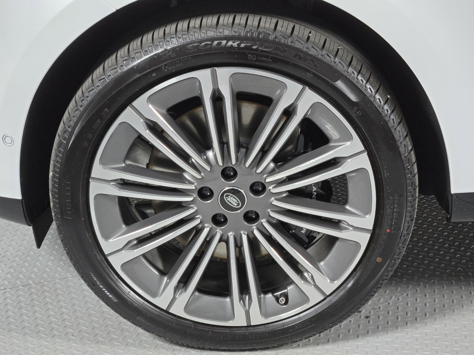 New 2025 Land Rover Range Rover Long Wheelbase SE image 9