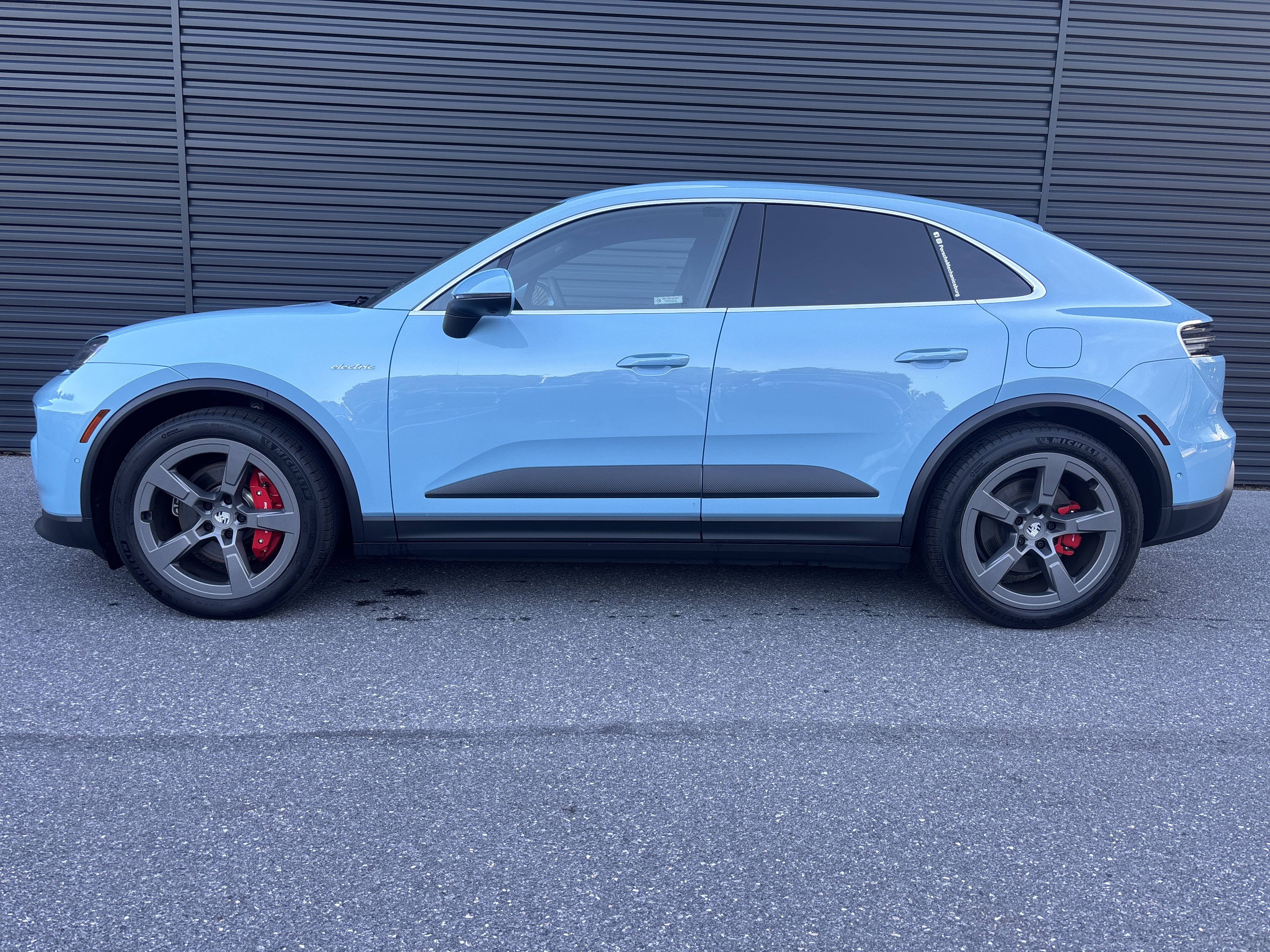 New 2025 Porsche Macan 4S Electric AWD/4WD image 2