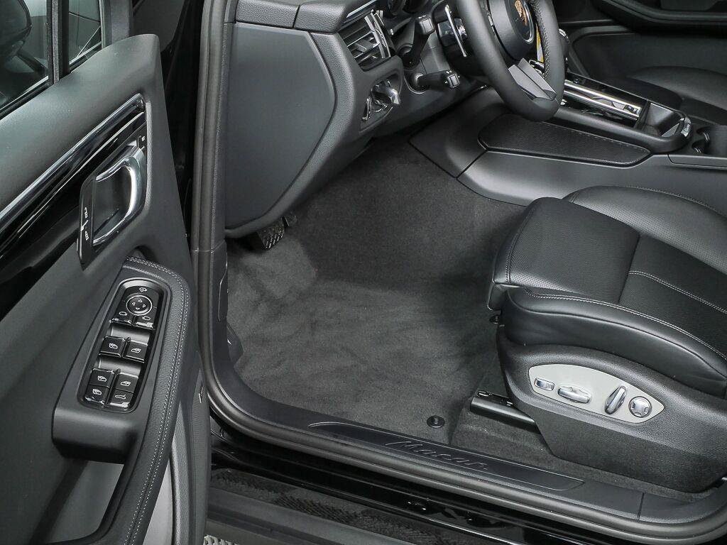 Certified 2026 Porsche Macan AWD/4WD image 8