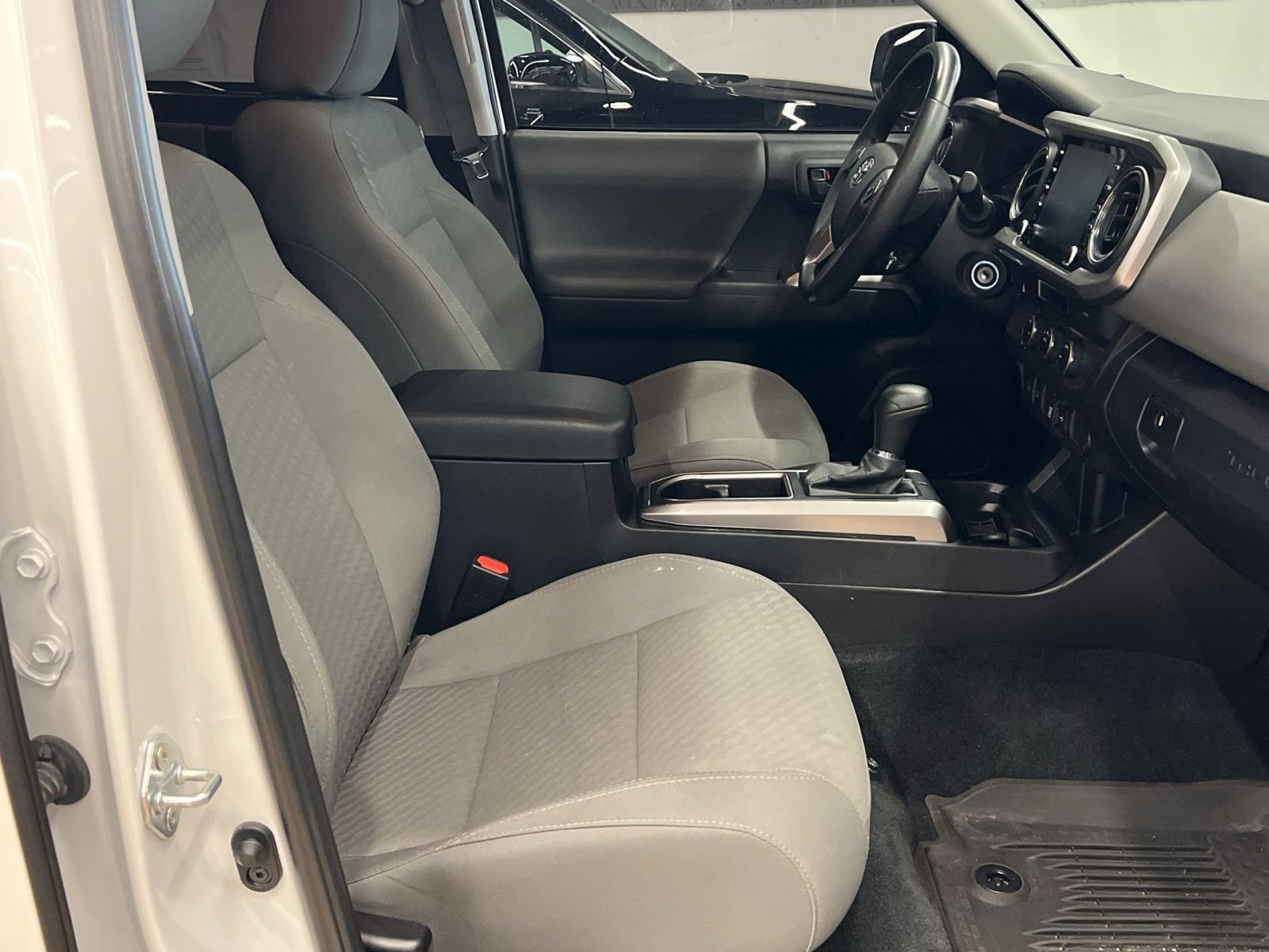 Used 2022 Toyota Tacoma SR5 w/ Technology Package image 23