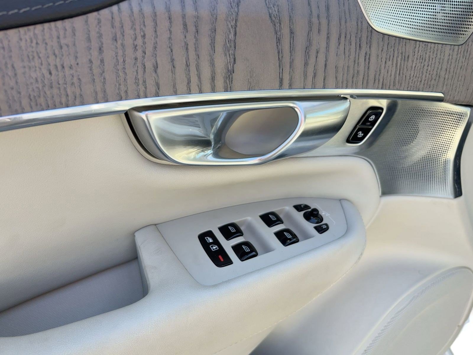 Certified 2023 Volvo XC90 B6 Ultimate w/ Lounge Package image 11