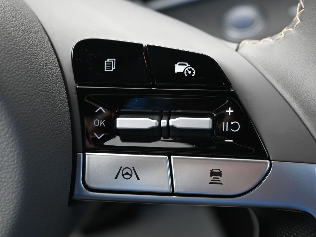 Used 2025 Hyundai Elantra SEL image 29