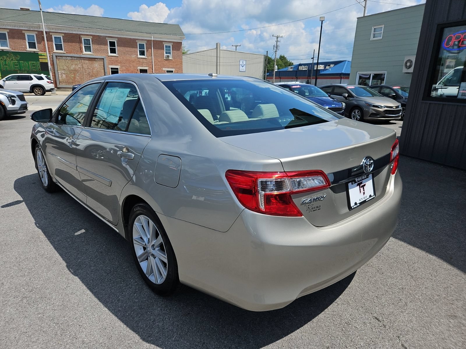 Used 2013 Toyota Camry XLE w/ Leather Pkg FWD image 4
