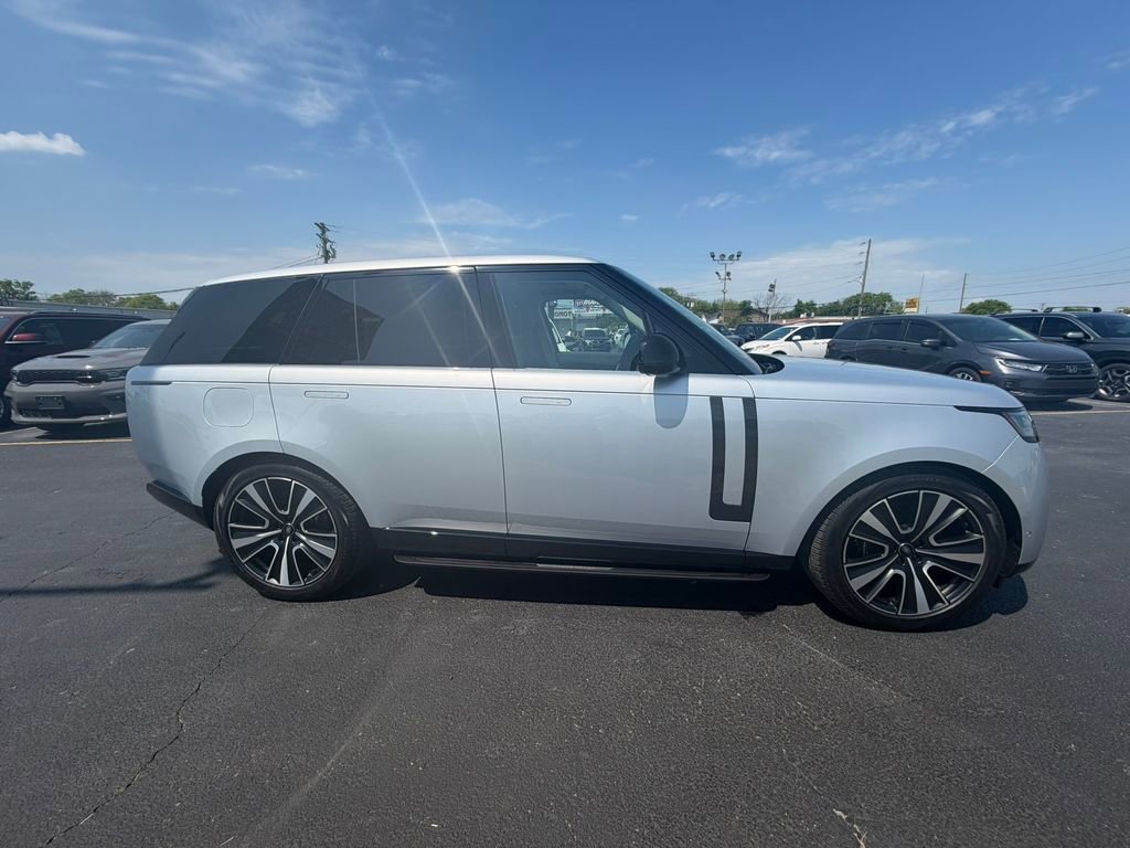 Used 2024 Land Rover Range Rover SE image 2