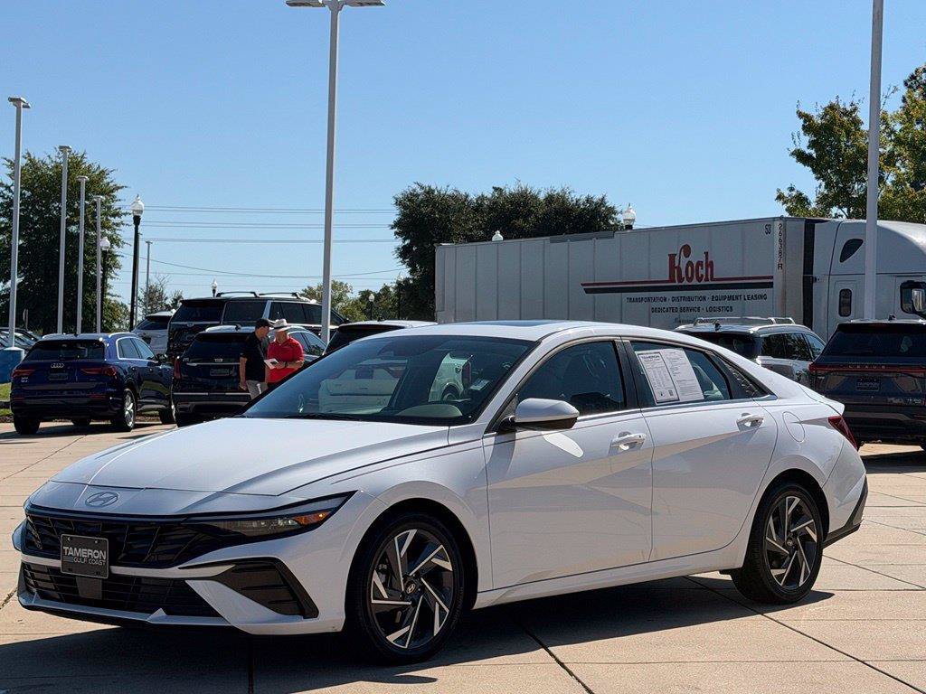 Used 2025 Hyundai Elantra SEL FWD image 7