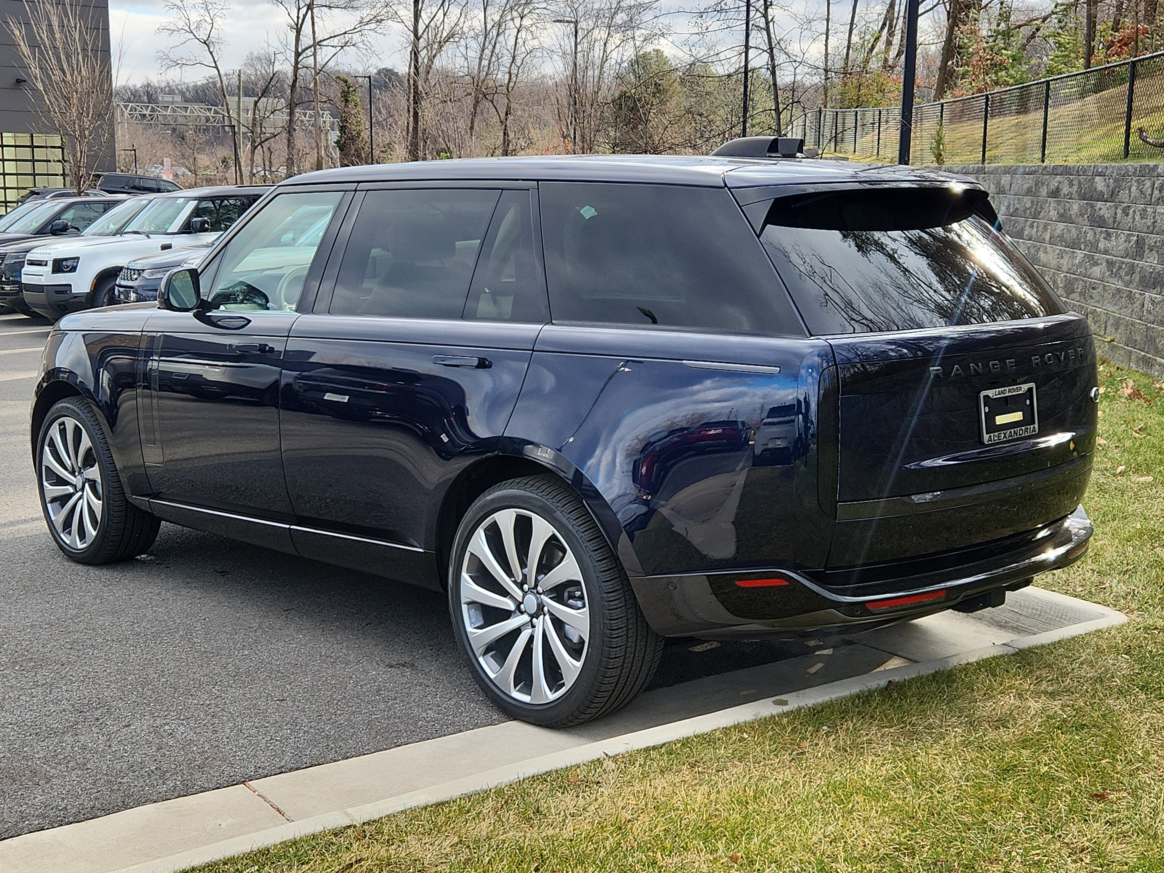 Used 2023 Land Rover Range Rover Long Wheelbase SE image 12