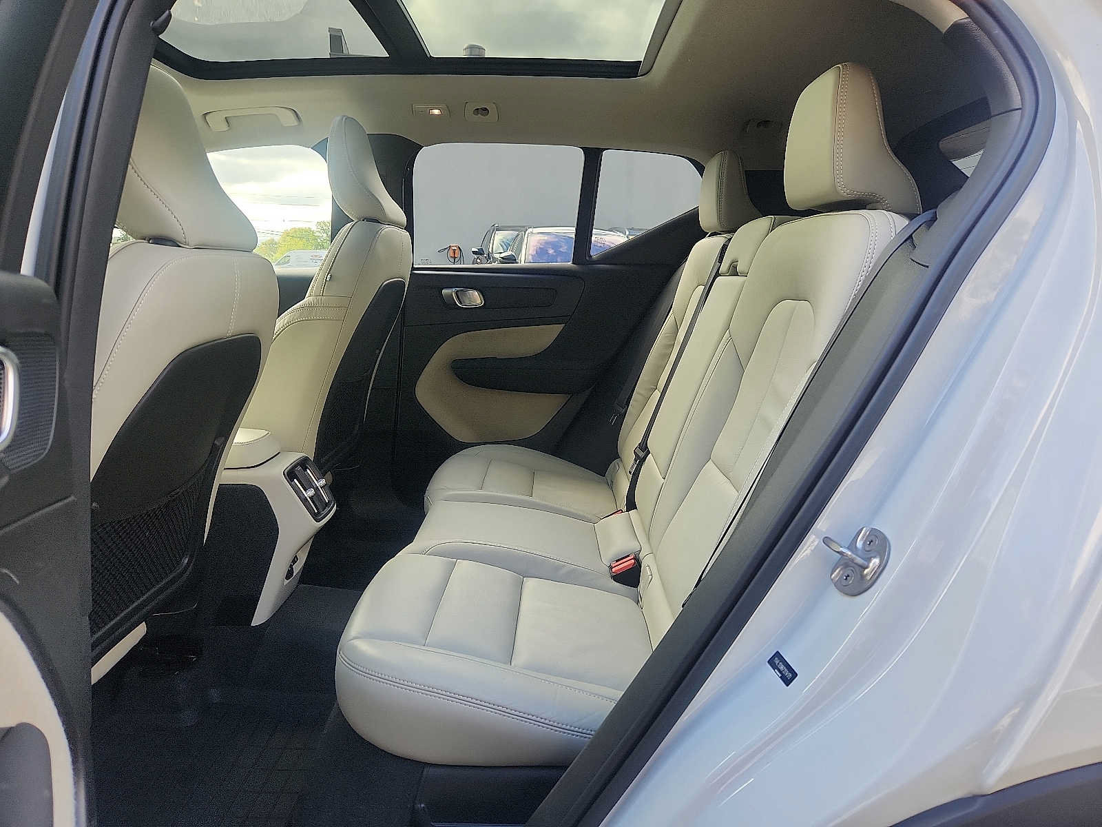 Used 2023 Volvo XC40 B5 Plus w/ Driver Assist Package AWD/4WD image 10