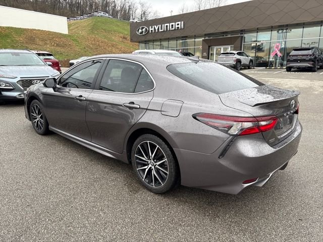 Used 2024 Toyota Camry SE image 3