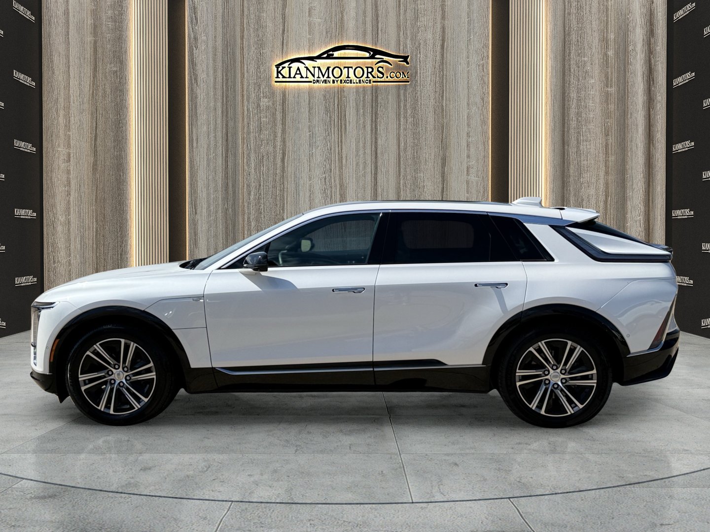 Used 2024 Cadillac Lyriq Luxury RWD image 8