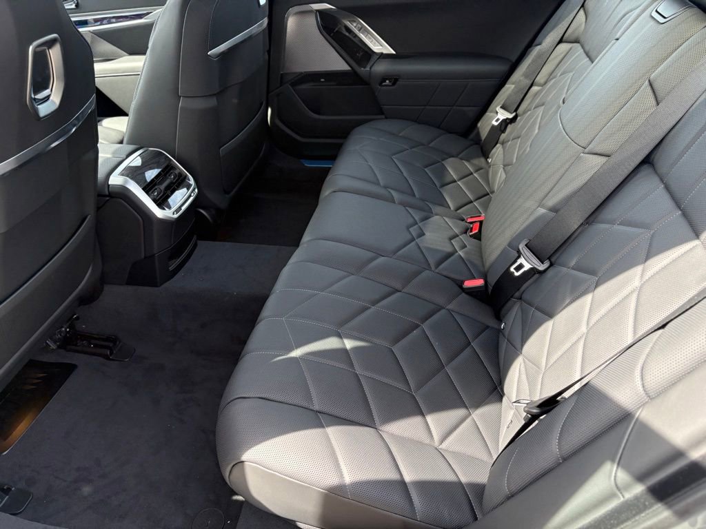Used 2025 BMW i7 xDrive60 w/ Premium Package image 17