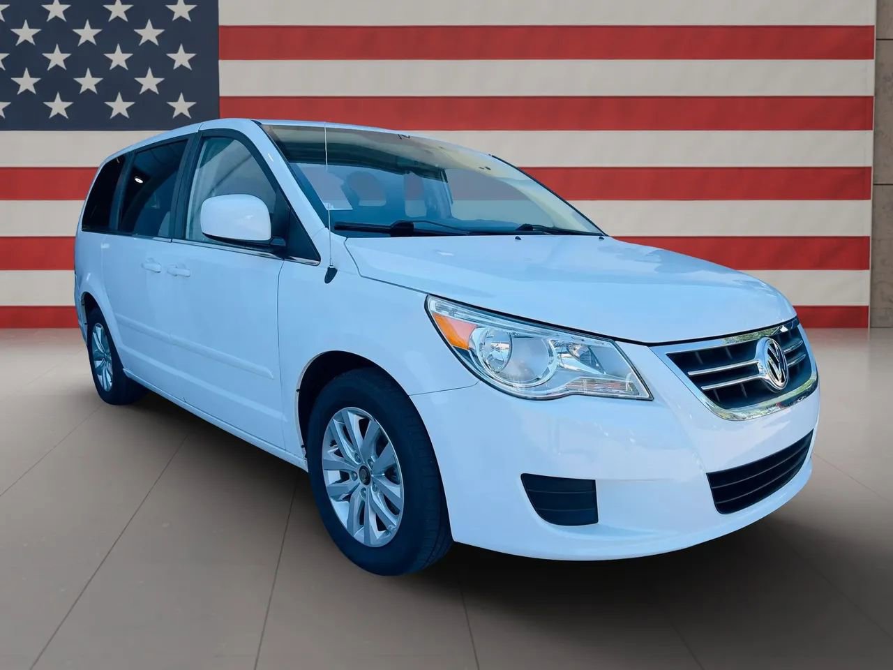 Used 2014 Volkswagen Routan SE FWD image 3