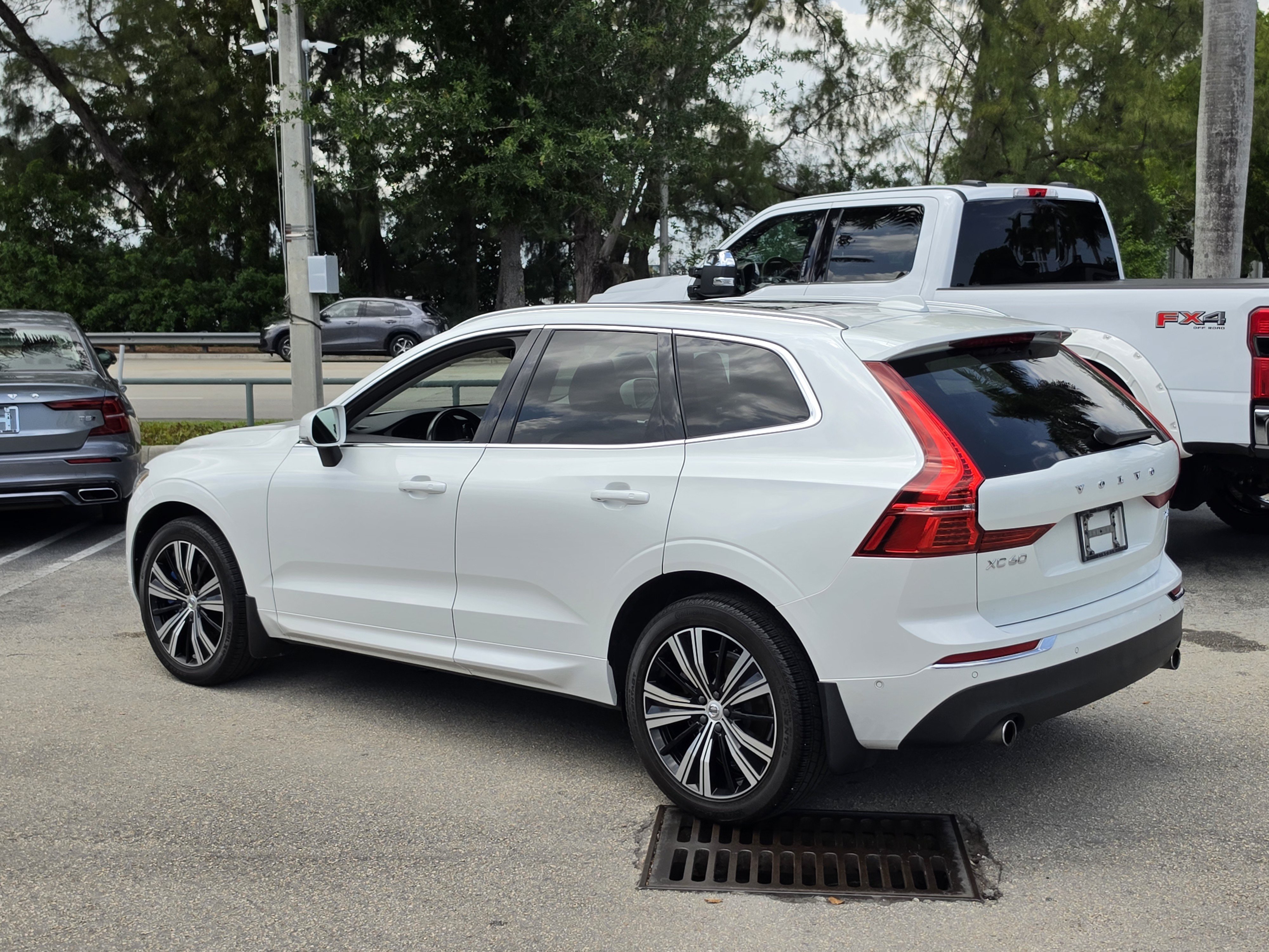 Used 2018 Volvo XC60 T6 Momentum w/ Advanced Package AWD/4WD image 11