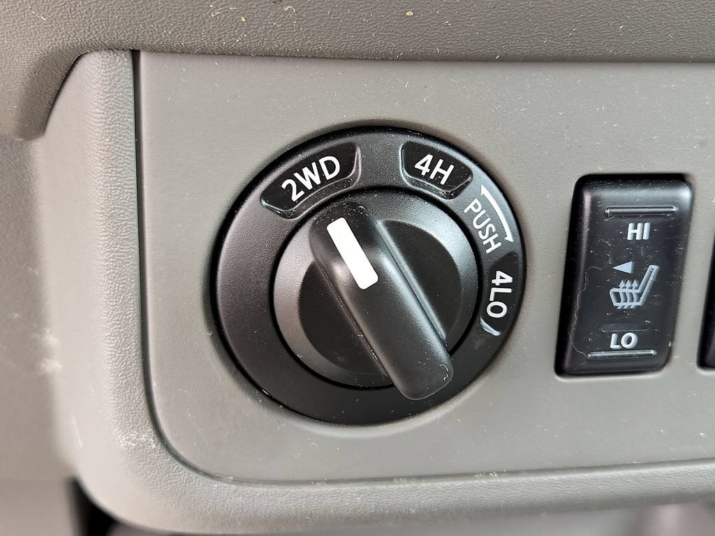 Used 2016 Nissan Frontier SL w/ Moonroof Package AWD/4WD image 25