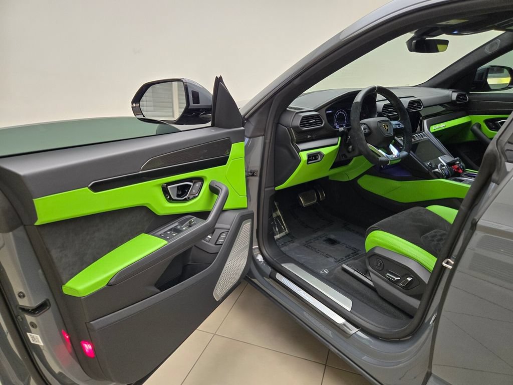 Used 2022 Lamborghini Urus AWD/4WD image 16