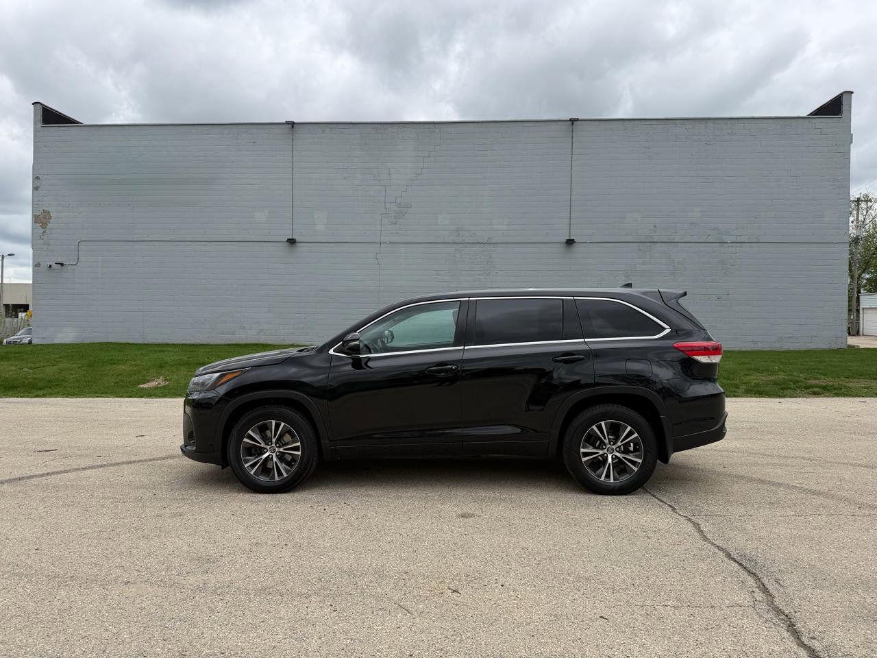 Used 2017 Toyota Highlander Plus AWD/4WD image 4