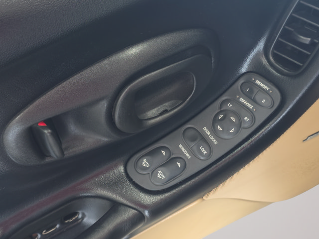 Used 2000 Chevrolet Corvette Coupe w/ Memory Pkg RWD image 11
