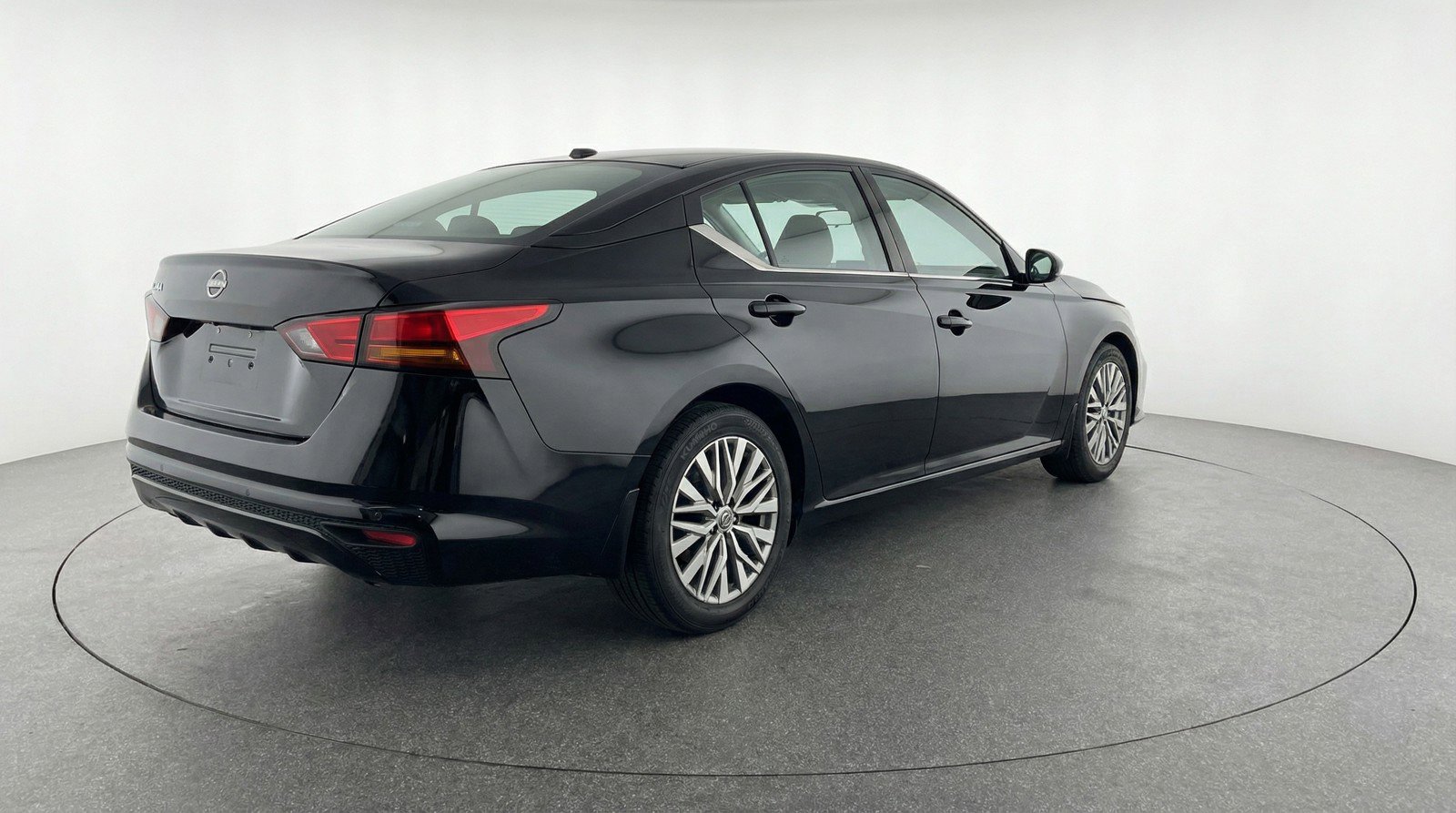 Used 2025 Nissan Altima 2.5 SV image 9