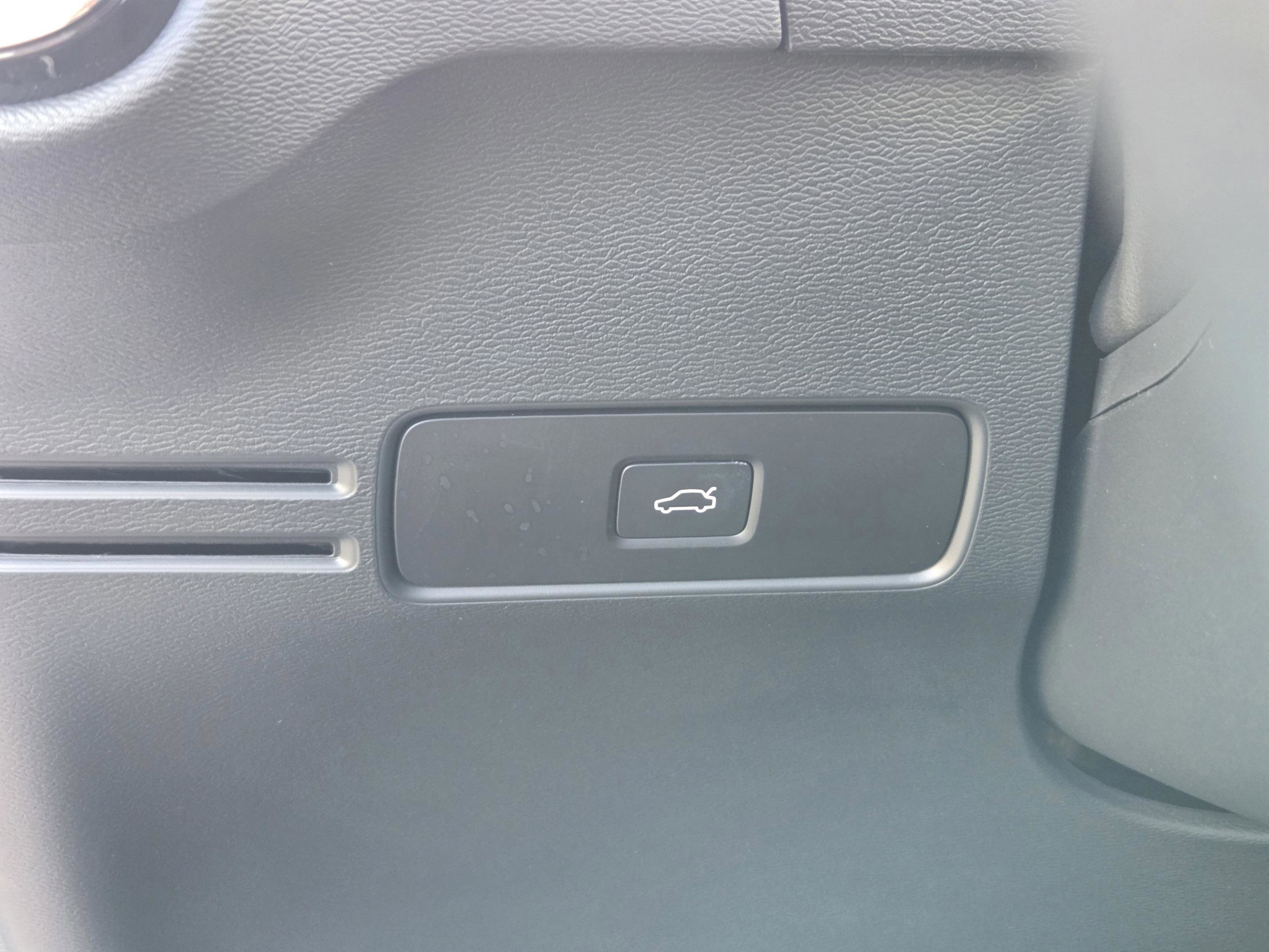 Used 2025 Volvo XC40 B5 Plus image 21