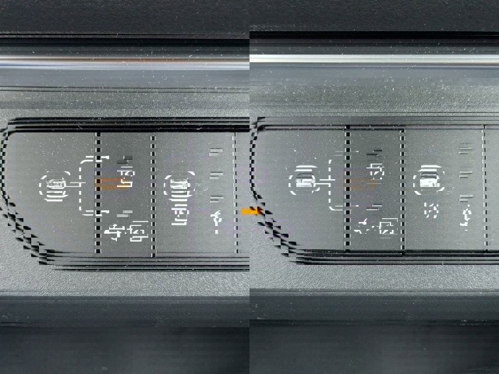 Used 2025 Kia Carnival SX Prestige image 23