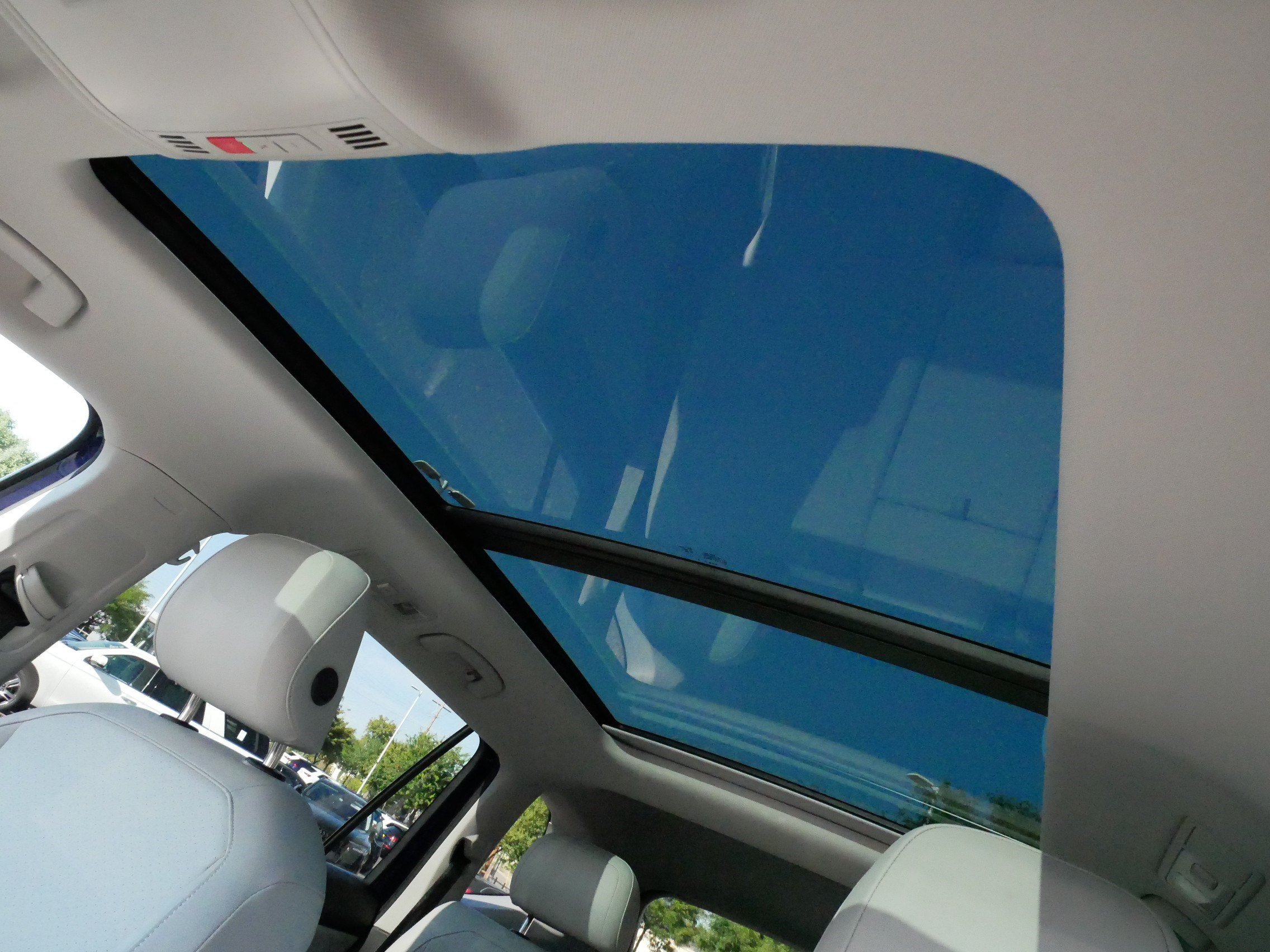 Certified 2023 Volkswagen Tiguan SE w/ Panoramic Sunroof Package AWD/4WD image 33
