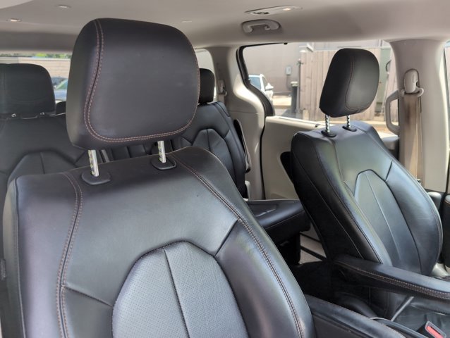 Used 2018 Chrysler Pacifica Touring-L FWD image 23