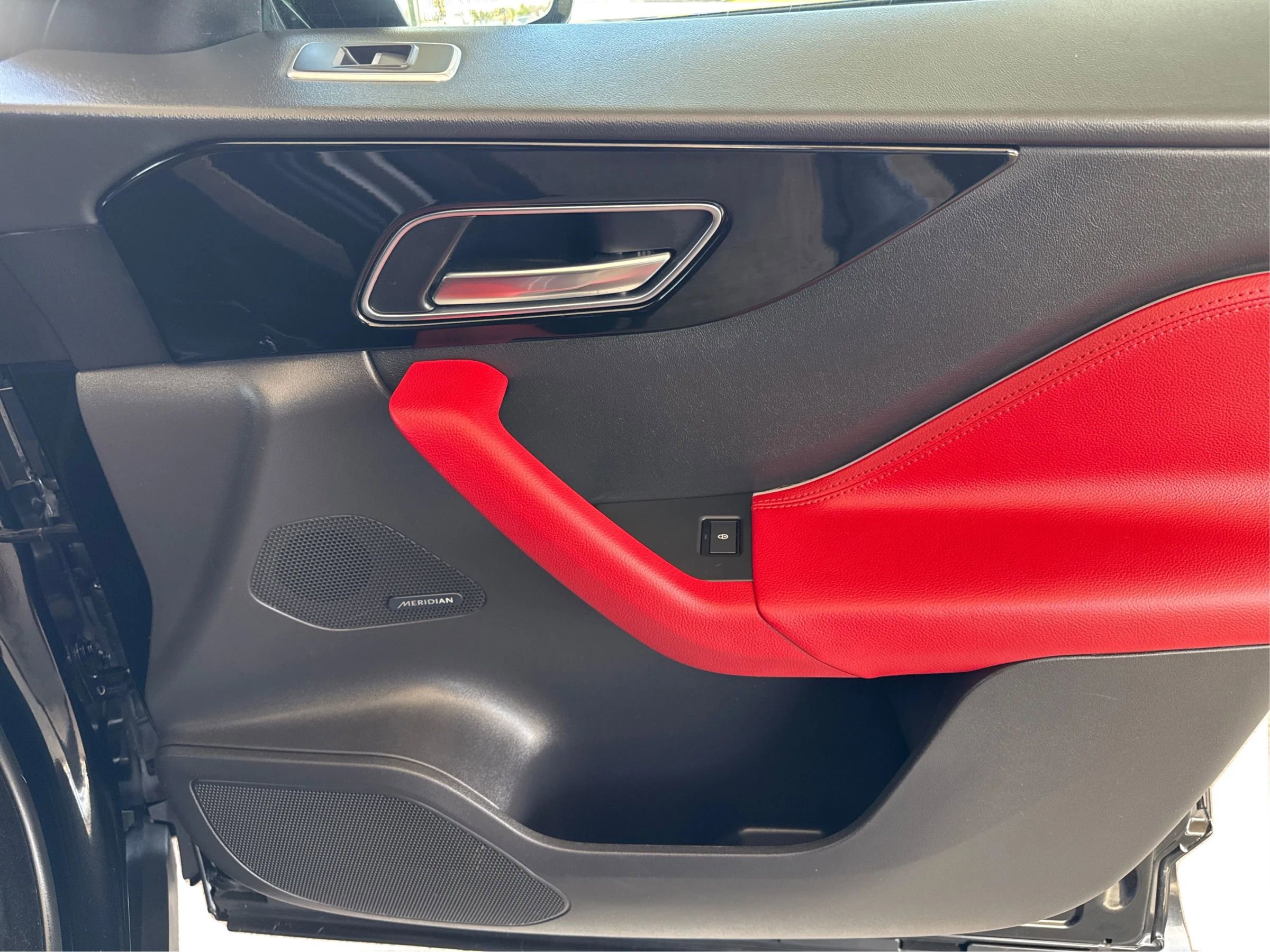 Used 2018 Jaguar F-PACE R-Sport image 22