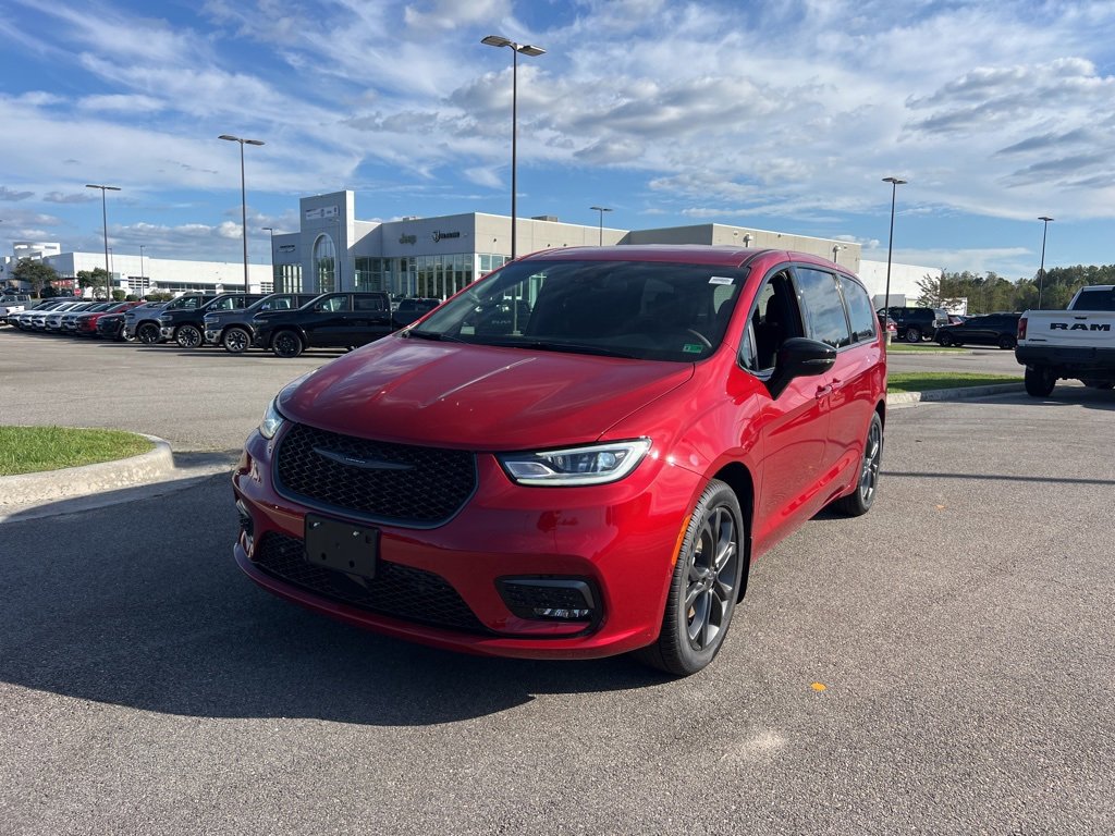 New 2026 Chrysler Pacifica Select