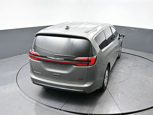 Used 2025 Chrysler Pacifica Select image 45