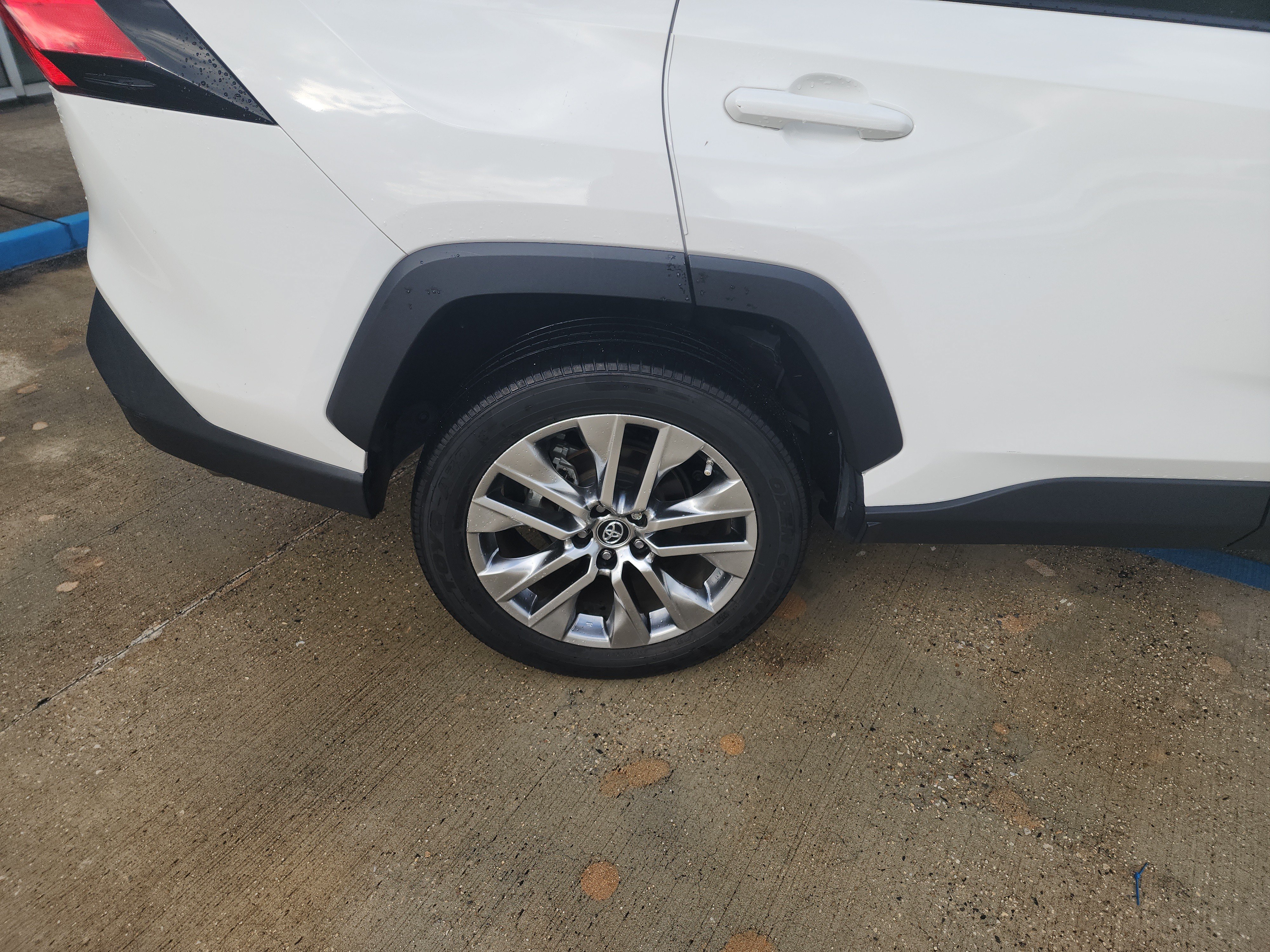 Used 2019 Toyota RAV4 XLE Premium FWD image 10