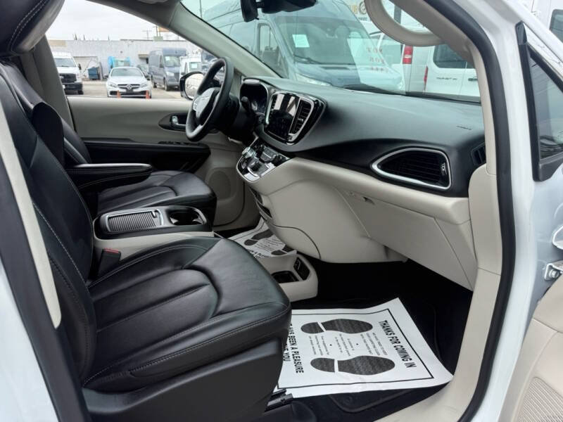 Used 2024 Chrysler Pacifica Touring-L FWD image 8