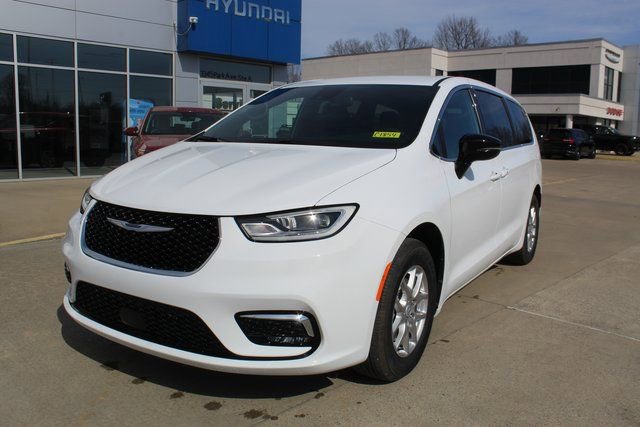 New 2026 Chrysler Pacifica Select