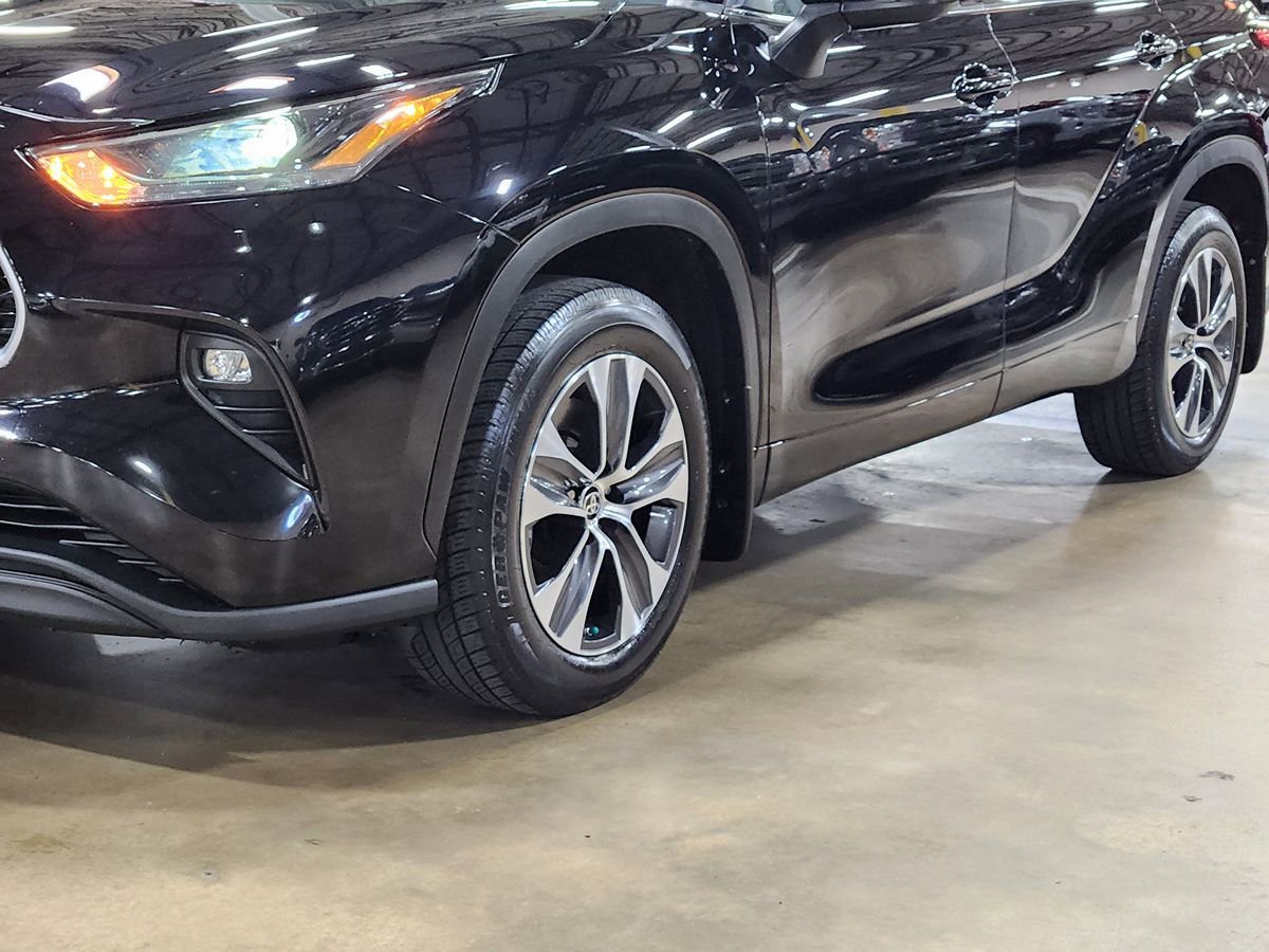 Used 2022 Toyota Highlander XLE FWD image 17