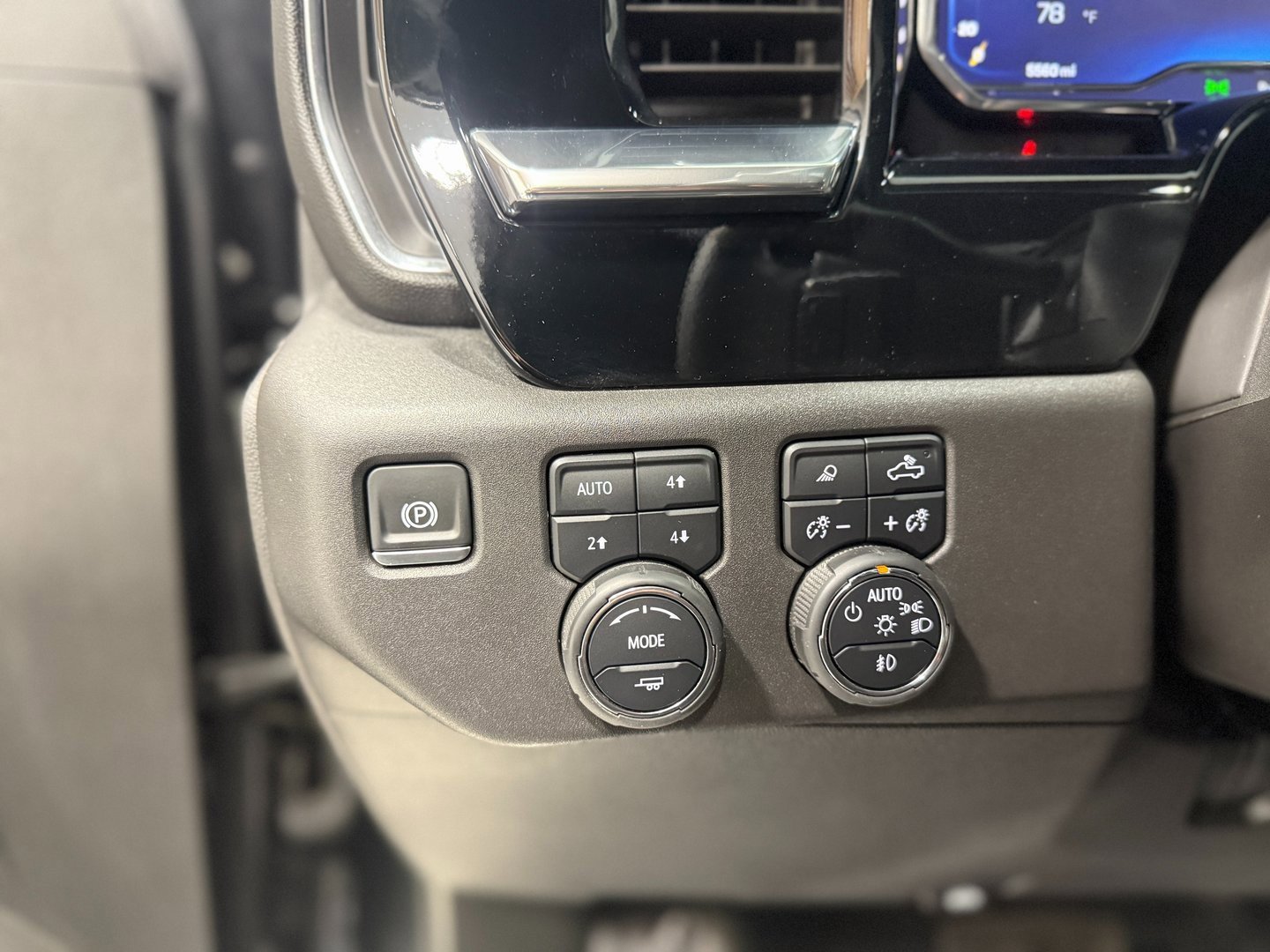 Used 2025 Chevrolet Silverado 1500 LT Trail Boss w/ LT Trail Boss Premium Package image 11