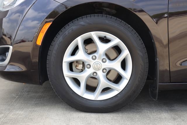 Used 2018 Chrysler Pacifica Touring-L w/ Tire & Wheel Group FWD image 9