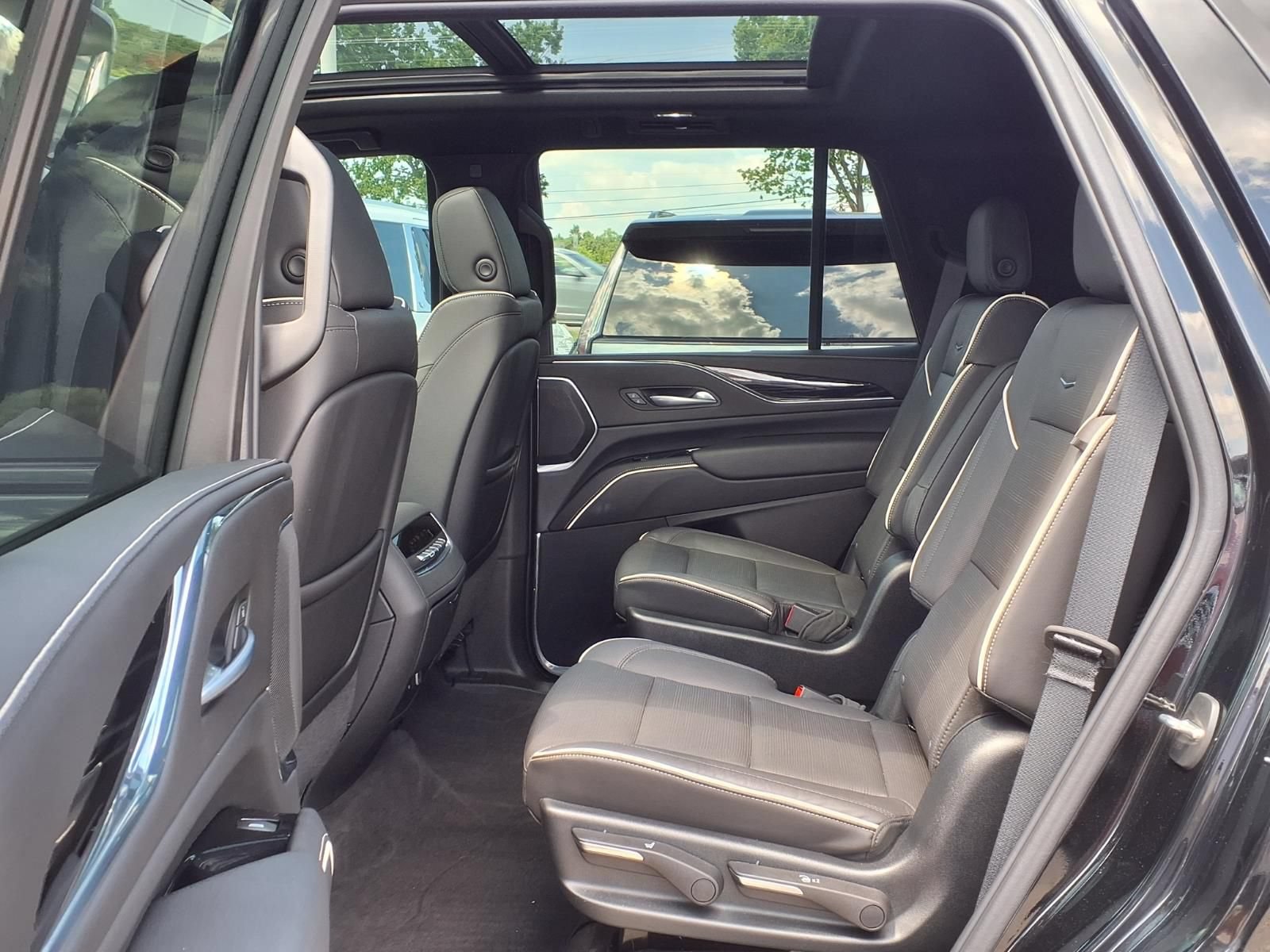 Used 2023 Cadillac Escalade Sport w/ LPO, ONYX Package AWD/4WD image 11