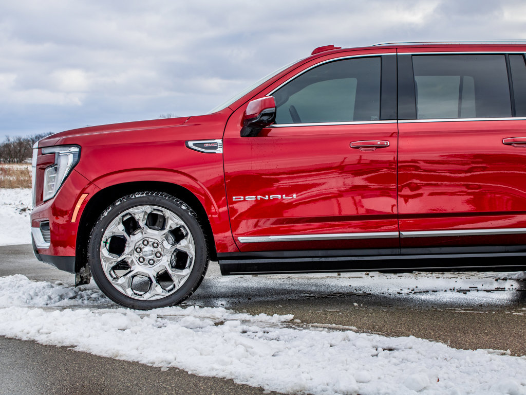 Used 2025 GMC Yukon XL Denali w/ Sun & Power Step Package image 12