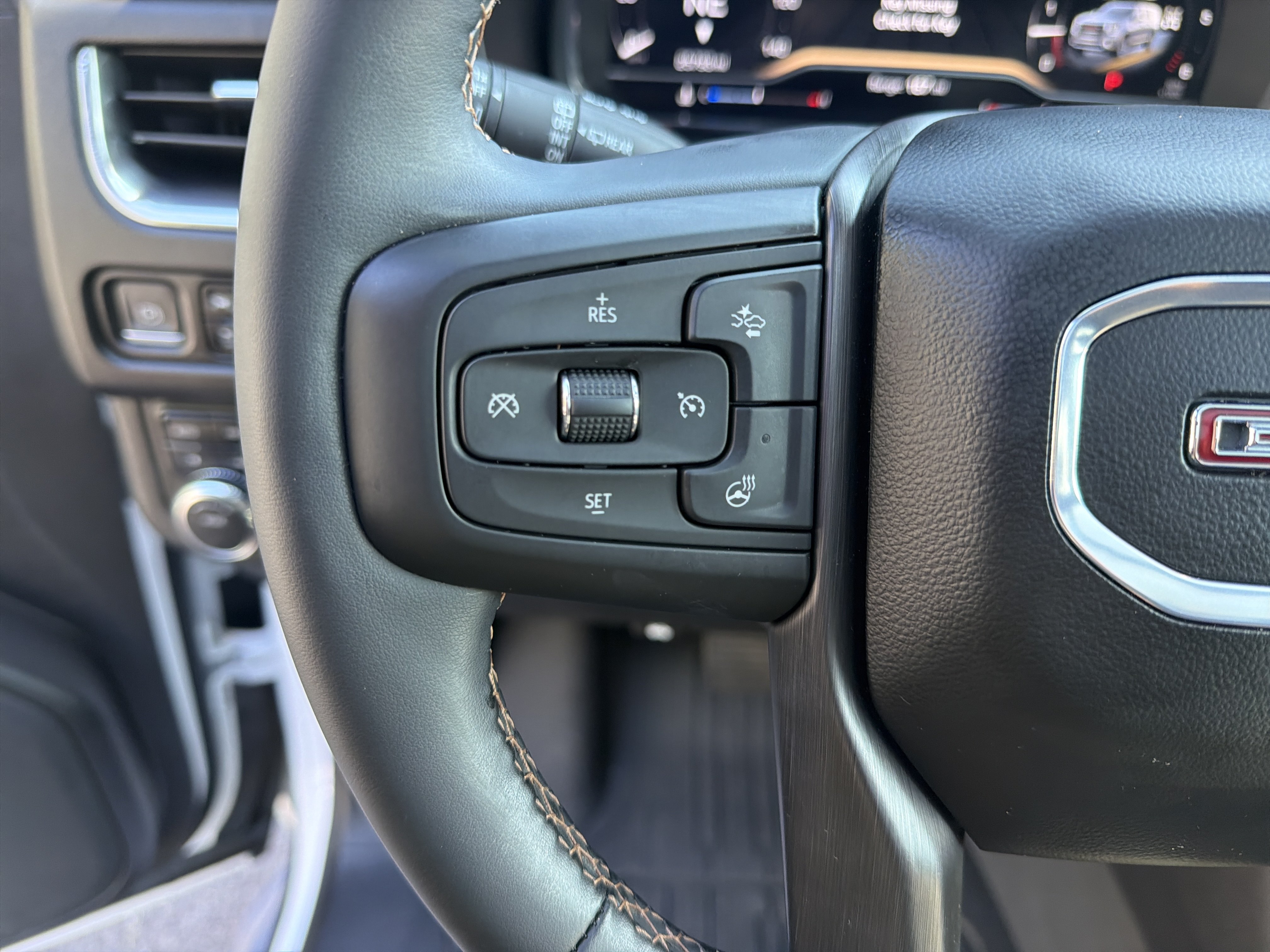 Used 2024 GMC Yukon AT4 AWD/4WD image 19