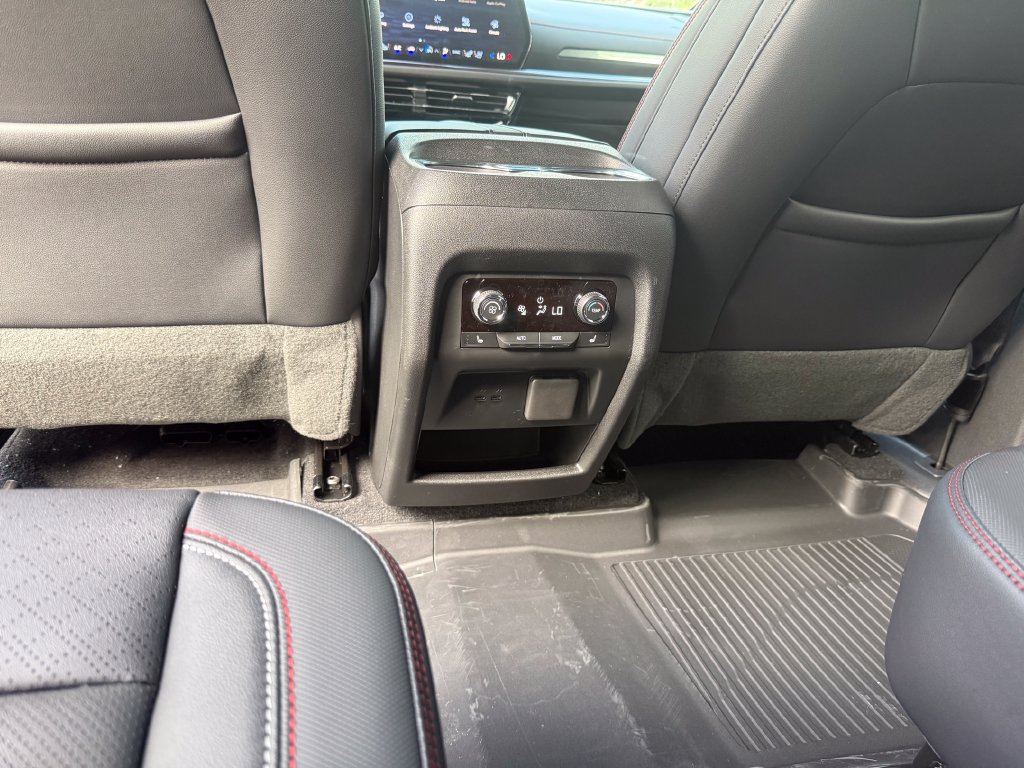New 2026 Chevrolet Traverse RS w/ LPO, Floor Liner Package FWD image 24