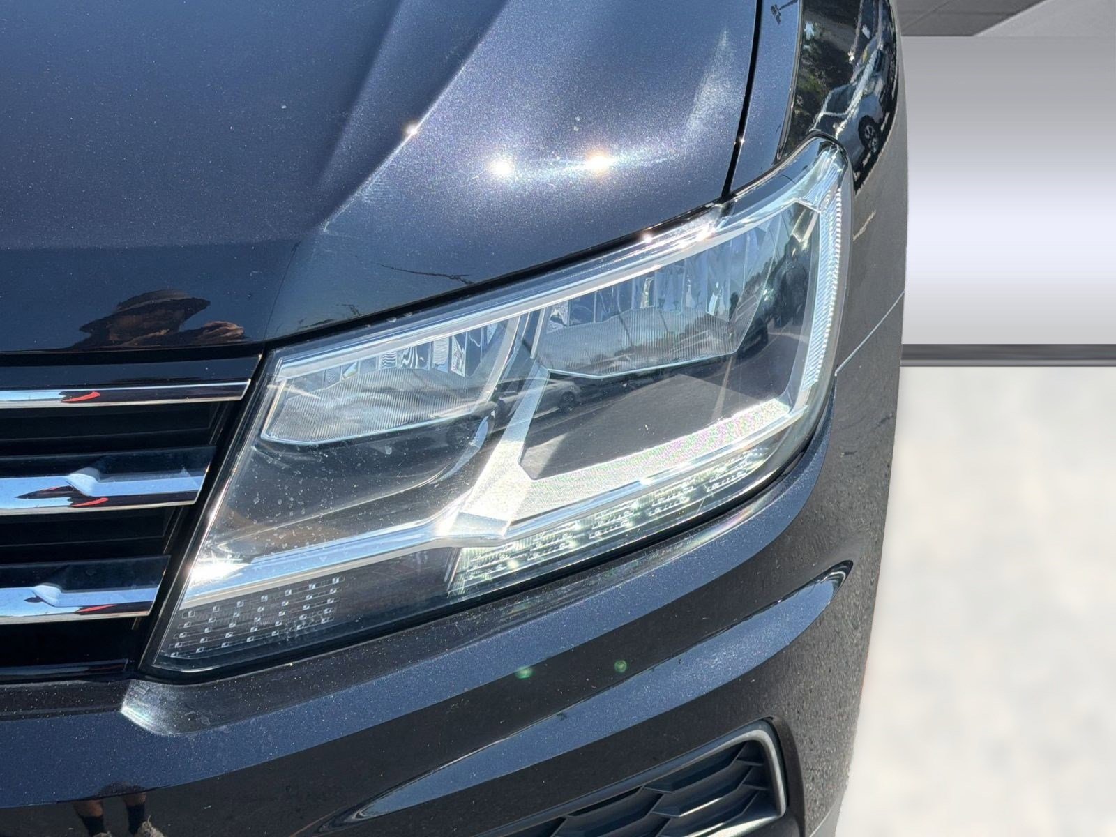 Used 2021 Volkswagen Tiguan SE w/ Panoramic Sunroof Package FWD image 11