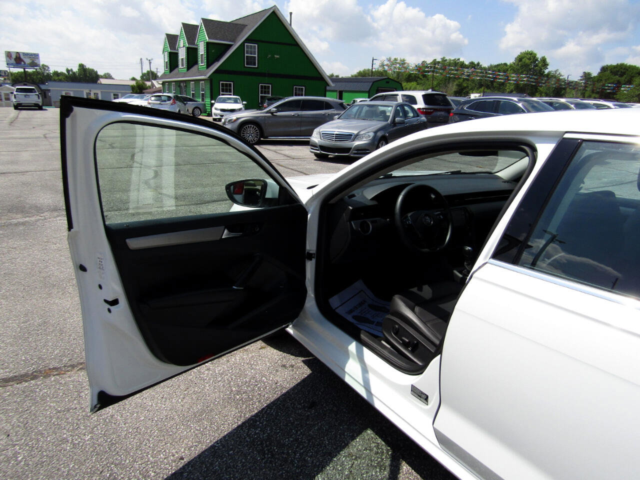 Used 2022 Volkswagen Passat 2.0T SE image 16