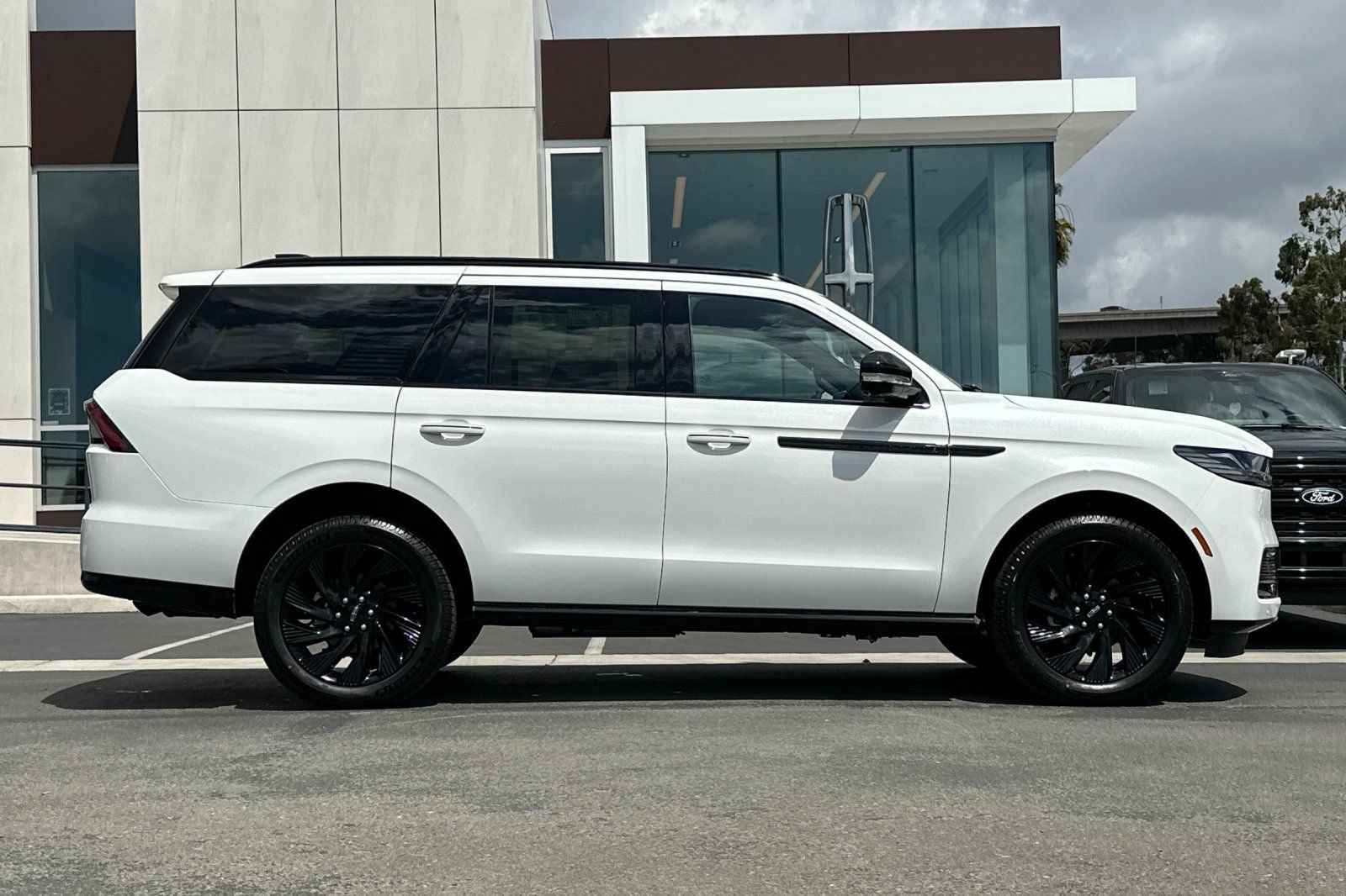 New 2026 Lincoln Navigator Reserve w/ Jet Appearance Package AWD/4WD image 2