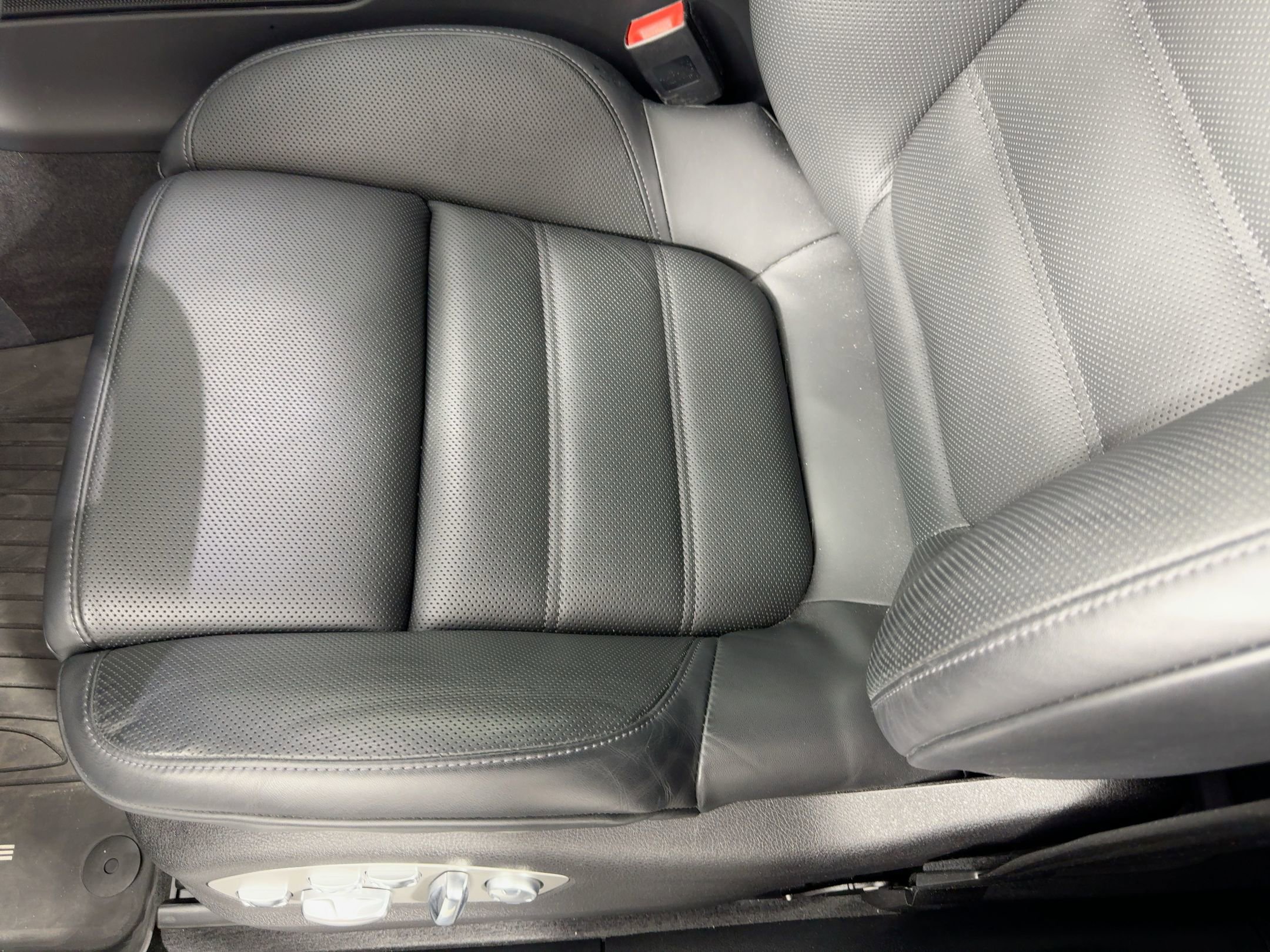 Certified 2025 Porsche Macan image 14