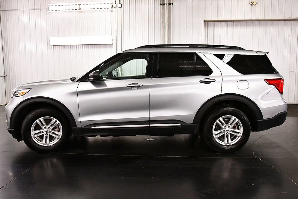 Used 2024 Ford Explorer XLT w/ Equipment Group 202A AWD/4WD image 4