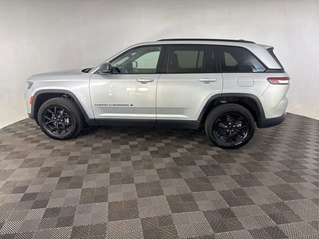 Used 2025 Jeep Grand Cherokee Altitude AWD/4WD image 10